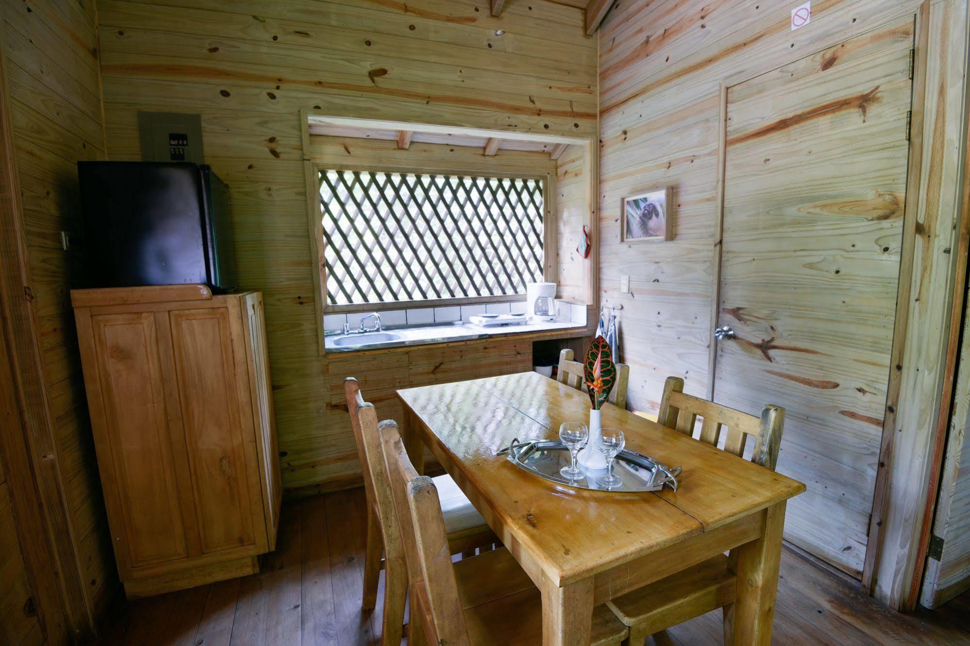 Hotel El Mono Feliz Ojochal Eksteriør bilde