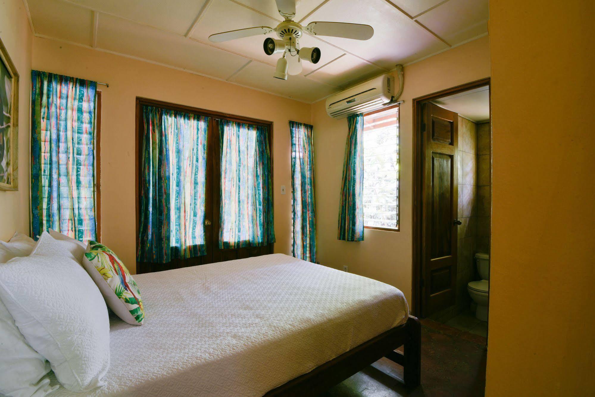 Hotel El Mono Feliz Ojochal Eksteriør bilde